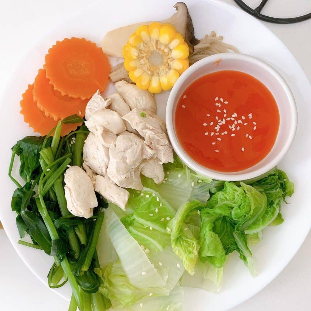 9. อกไก่ลวกกับผักต่างๆ กินคู่กับน้ำจิ้มสุกี้