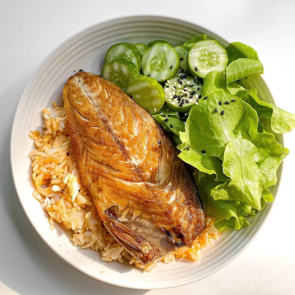 ข้าวผัดไข่ ซาบะย่าง และผักสลัด